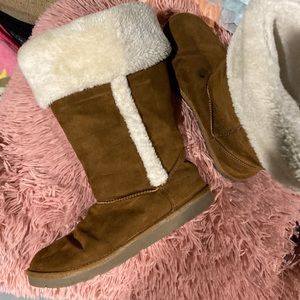Woman’s  brown/white winter boots Arizona size 8